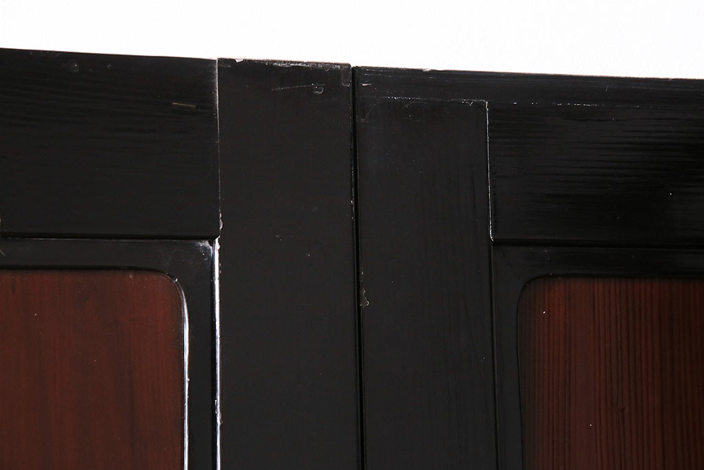 【加工実例】漆塗りの帯戸2枚の高さを足す加工をしました。新しく足した部分は漆塗りを再現して自然な色に。大型の引き戸ですが戸車を取り付けたのでスムーズに動きます。(引き戸、建具)