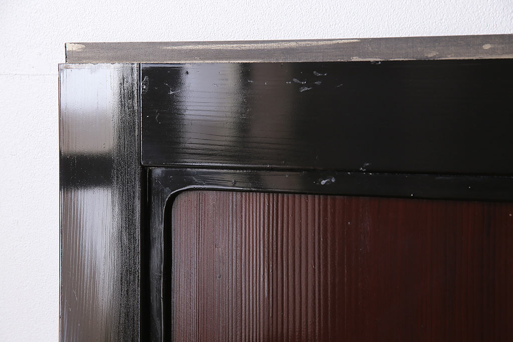 【加工実例】漆塗りの帯戸2枚の高さを足す加工をしました。新しく足した部分は漆塗りを再現して自然な色に。大型の引き戸ですが戸車を取り付けたのでスムーズに動きます。(引き戸、建具)