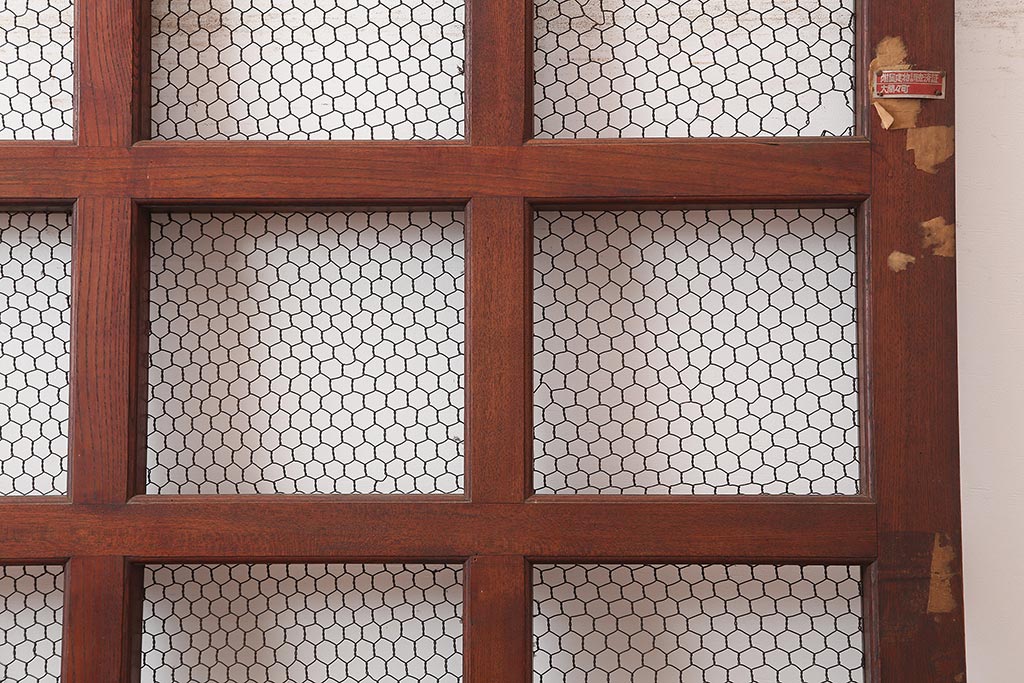 アンティーク建具　大正期　総ケヤキ材　亀甲金網　和の風格漂う蔵戸(きつね格子、狐格子、引き戸、建具、玄関戸、格子戸、マス目、升目)(R-045844)