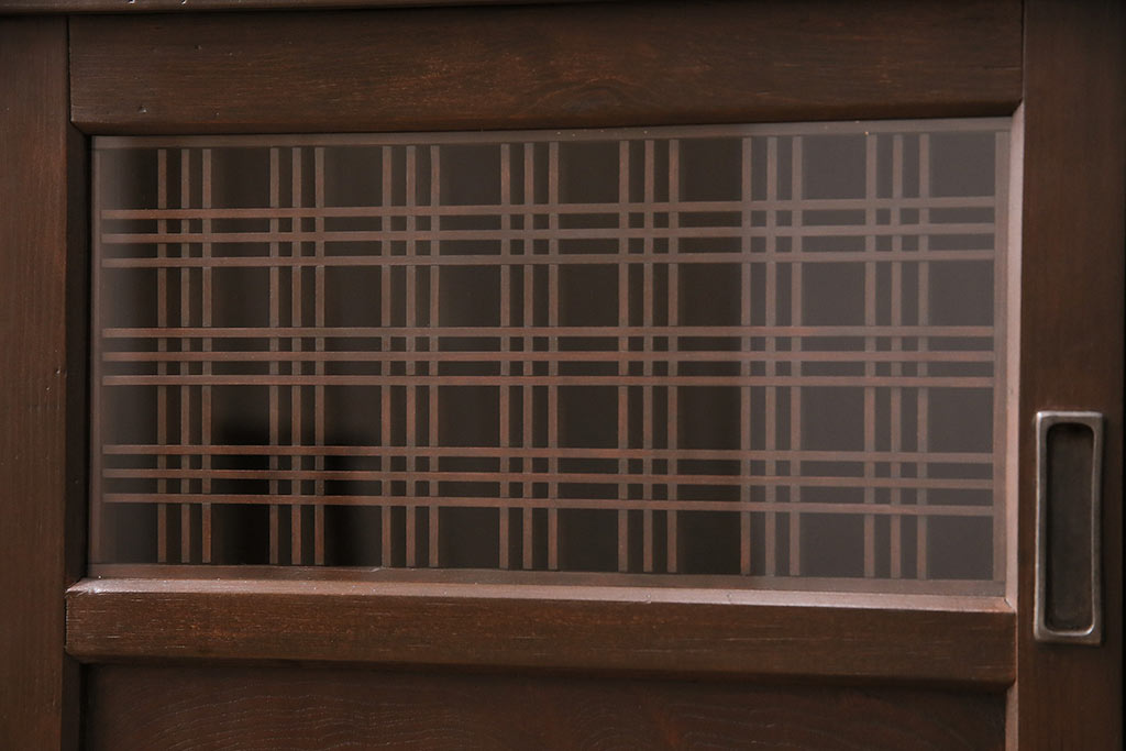 【加工実例】昭和初期の戸棚を、お客様の他の家具とも強調しあえるような風合いに。新材にて天板、引き出し4杯の底板を張替え、背板の隙間を目張りでリペアし、上質な和の雰囲気に。(収納棚、キャビネット)