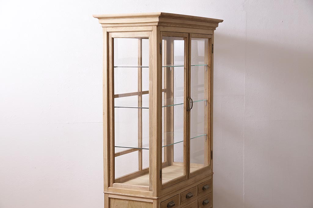 ビンテージ家具　ストリップド(剥離)　素朴な風合いが魅力的な白木のケビント(薬品棚、飾り棚、ショーケース)(R-045855)