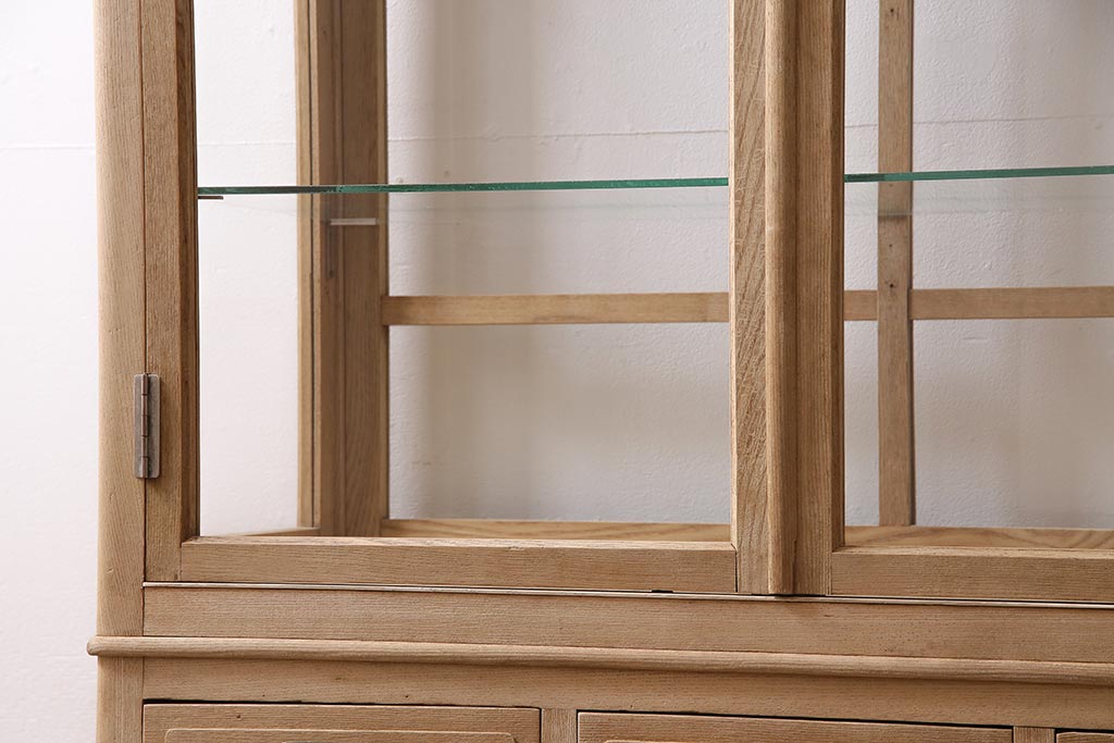 ビンテージ家具　ストリップド(剥離)　素朴な風合いが魅力的な白木のケビント(薬品棚、飾り棚、ショーケース)(R-045855)