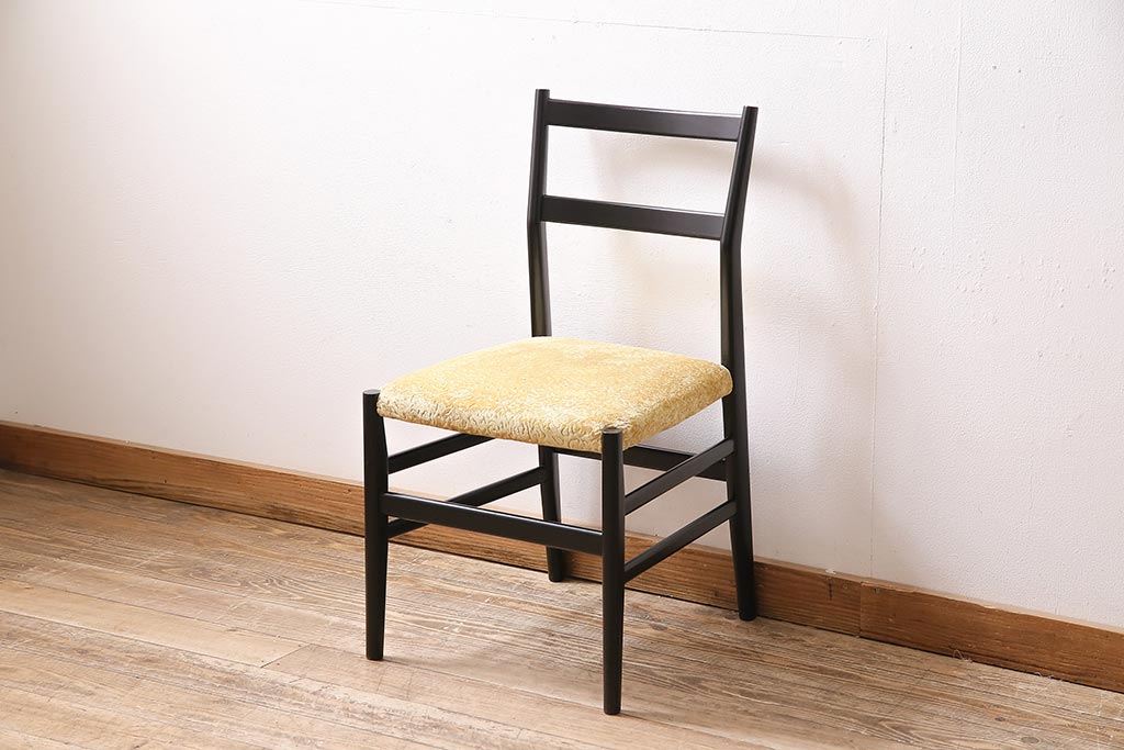 ウィンザーチェアから生まれた椅子。アンティークキャプテンチェア