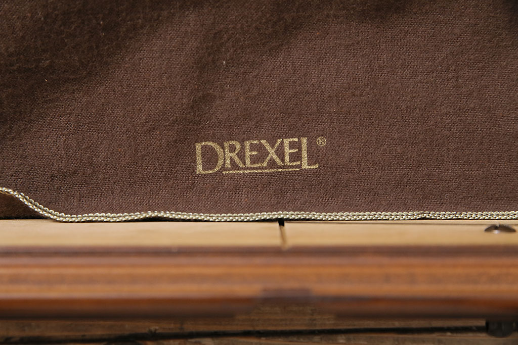 ヴィンテージ家具　DREXEL HERITAGE(ドレクセルヘリテイジ)　高級感漂う照明付きのキャビネット(食器棚、飾り棚、収納棚、ビンテージ)(R-046015)