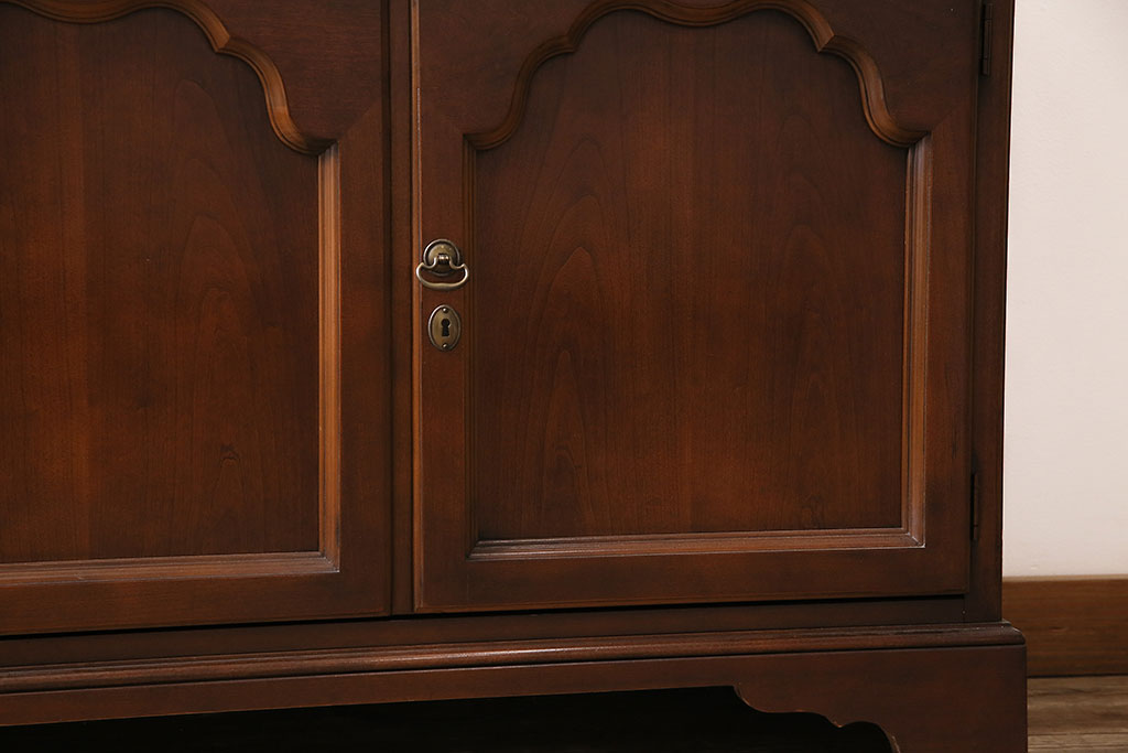 ヴィンテージ家具　DREXEL HERITAGE(ドレクセルヘリテイジ)　高級感漂う照明付きのキャビネット(食器棚、飾り棚、収納棚、ビンテージ)(R-046015)