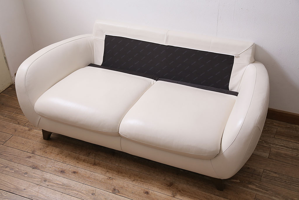 中古　NATUZZI(ナツッジ)　Italsofa(イタルソファ)　本革　ミッドセンチュリーなイタリア製の2人掛けソファ(ラブソファ)(R-046030)