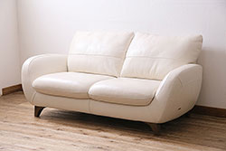 中古　NATUZZI(ナツッジ)　Italsofa(イタルソファ)　本革　ミッドセンチュリーなイタリア製の2人掛けソファ(ラブソファ)(R-046030)