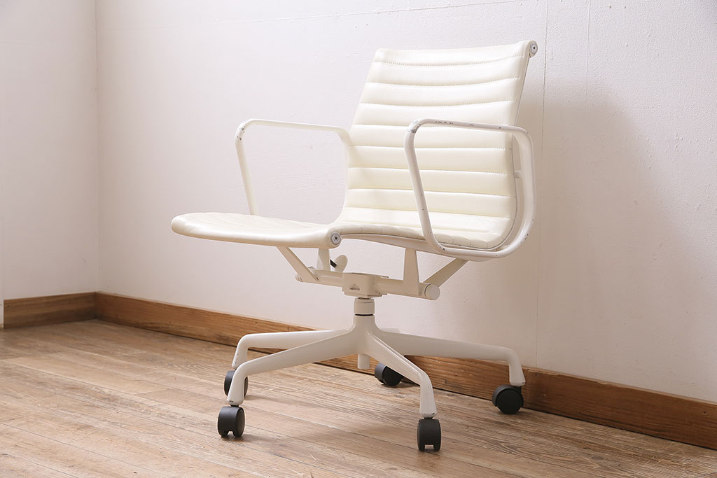 中古　Hermanmiller(ハーマンミラー社)　イームズアルミナムグループ　マネジメントチェア　アイボリーレザー　ホワイトフレーム　キャスター付(定価約31万円)(オフィスチェア、アームチェア、椅子)(R-046095)