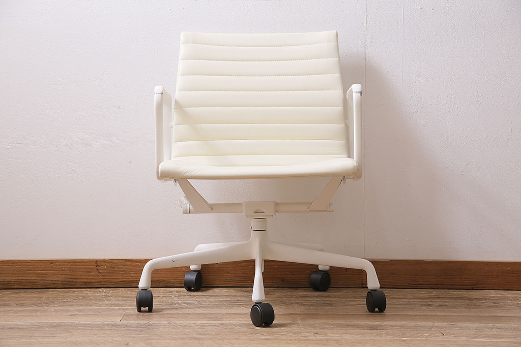 中古　Hermanmiller(ハーマンミラー社)　イームズアルミナムグループ　マネジメントチェア　アイボリーレザー　ホワイトフレーム　キャスター付(定価約31万円)(オフィスチェア、アームチェア、椅子)(R-046096)
