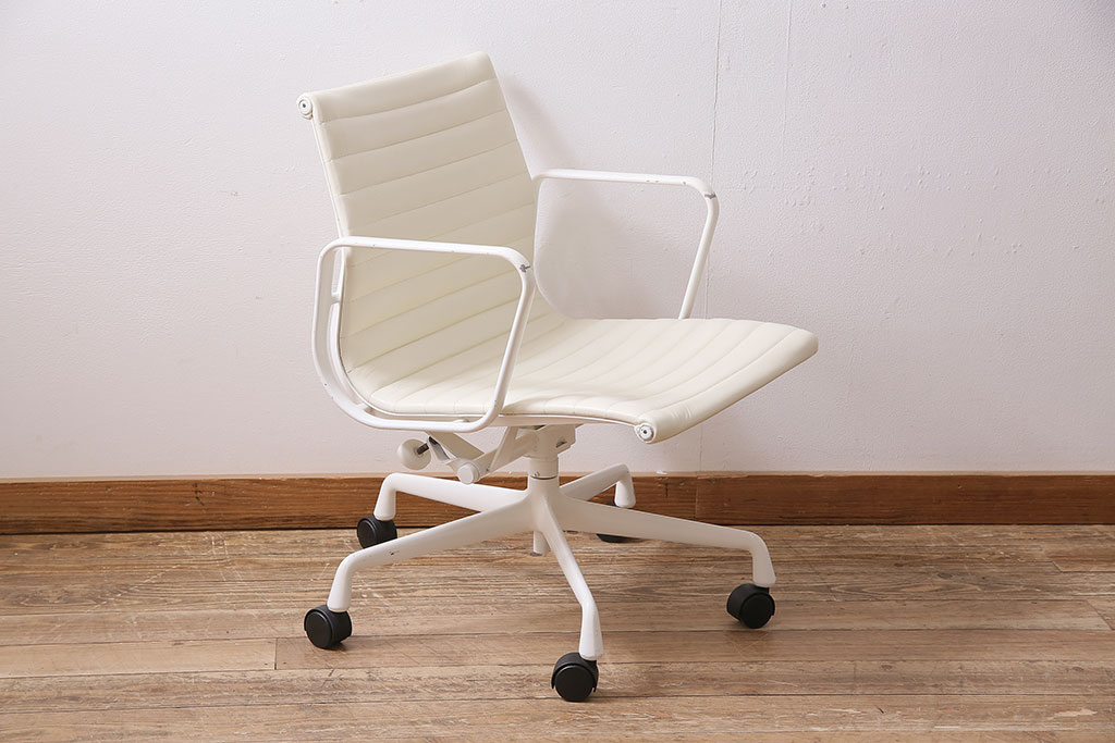 中古　Hermanmiller(ハーマンミラー社)　イームズアルミナムグループ　マネジメントチェア　アイボリーレザー　ホワイトフレーム　キャスター付(定価約31万円)(オフィスチェア、アームチェア、椅子)(R-046096)