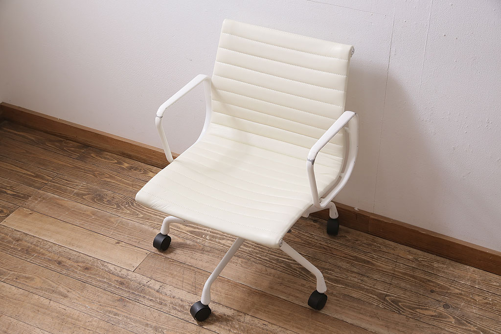 中古　Hermanmiller(ハーマンミラー社)　イームズアルミナムグループ　マネジメントチェア　アイボリーレザー　ホワイトフレーム　キャスター付(定価約31万円)(オフィスチェア、アームチェア、椅子)(R-046096)