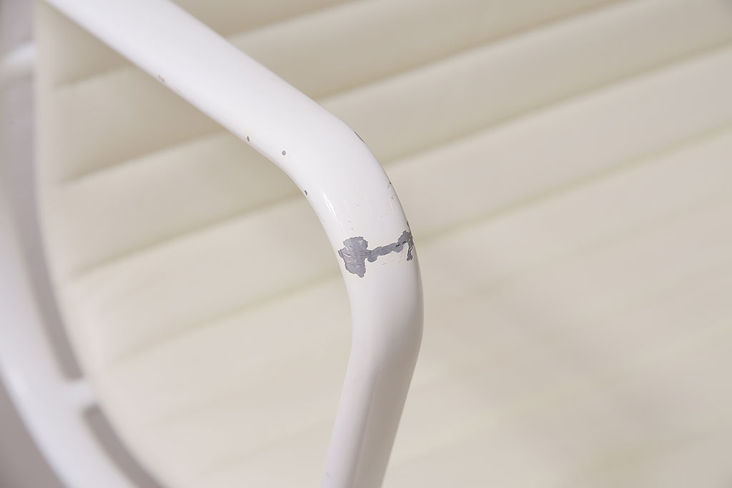 中古　Hermanmiller(ハーマンミラー社)　イームズアルミナムグループ　マネジメントチェア　アイボリーレザー　ホワイトフレーム　キャスター付(定価約31万円)(オフィスチェア、アームチェア、椅子)(R-046096)