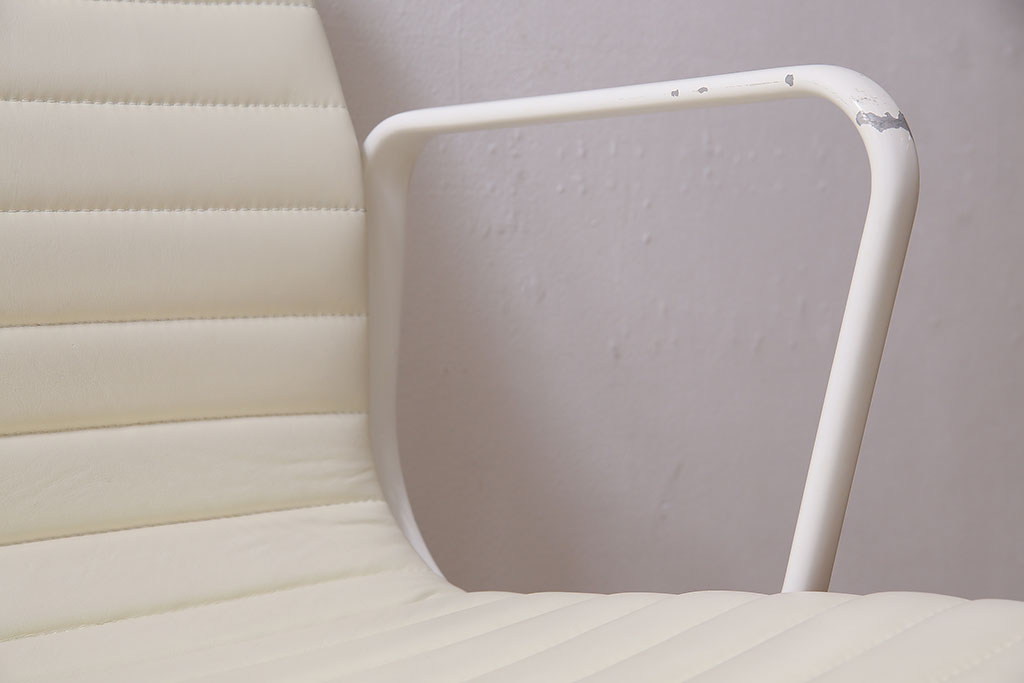 中古　Hermanmiller(ハーマンミラー社)　イームズアルミナムグループ　マネジメントチェア　アイボリーレザー　ホワイトフレーム　キャスター付(定価約31万円)(オフィスチェア、アームチェア、椅子)(R-046096)