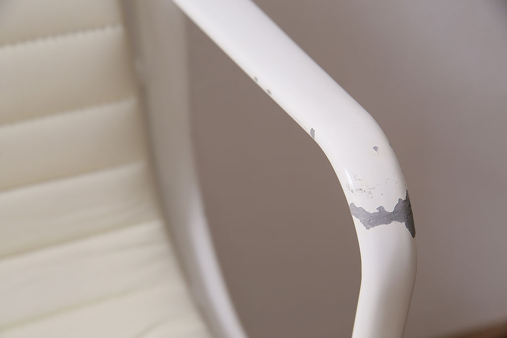 中古　Hermanmiller(ハーマンミラー社)　イームズアルミナムグループ　マネジメントチェア　アイボリーレザー　ホワイトフレーム　キャスター付(定価約31万円)(オフィスチェア、アームチェア、椅子)(R-046096)