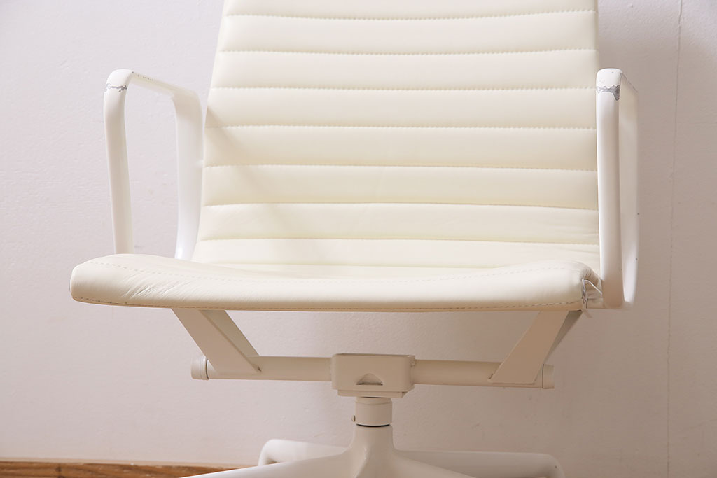 中古　Hermanmiller(ハーマンミラー社)　イームズアルミナムグループ　マネジメントチェア　アイボリーレザー　ホワイトフレーム　キャスター付(定価約31万円)(オフィスチェア、アームチェア、椅子)(R-046096)