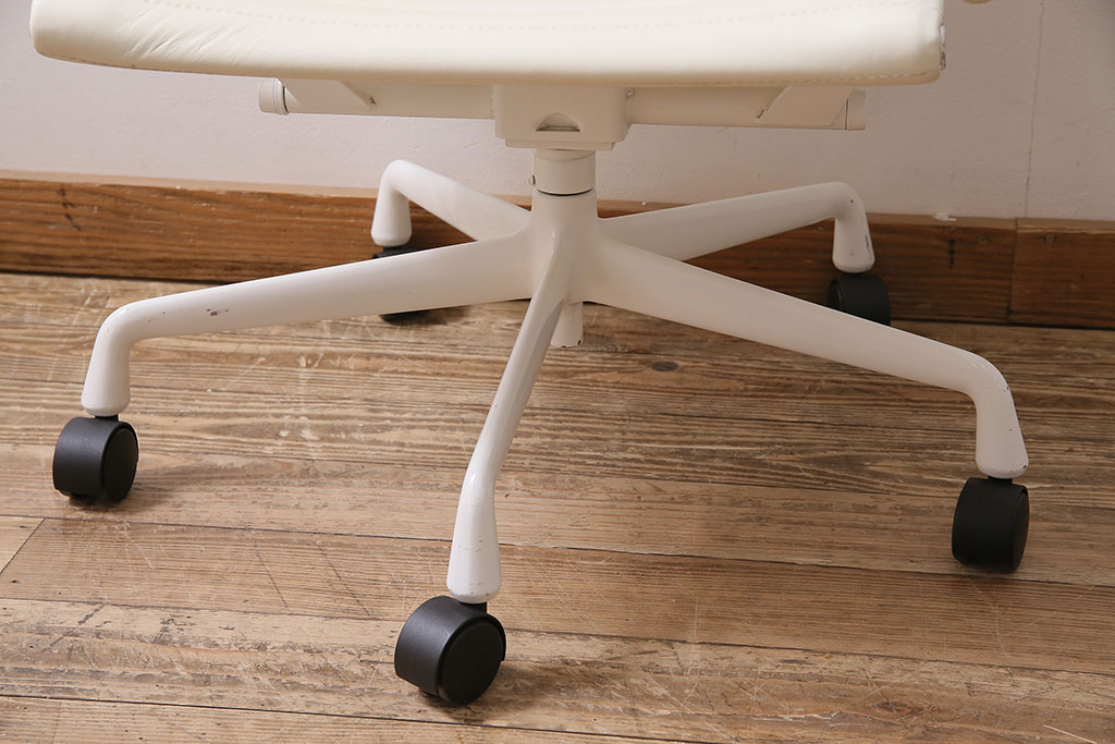 中古　Hermanmiller(ハーマンミラー社)　イームズアルミナムグループ　マネジメントチェア　アイボリーレザー　ホワイトフレーム　キャスター付(定価約31万円)(オフィスチェア、アームチェア、椅子)(R-046096)