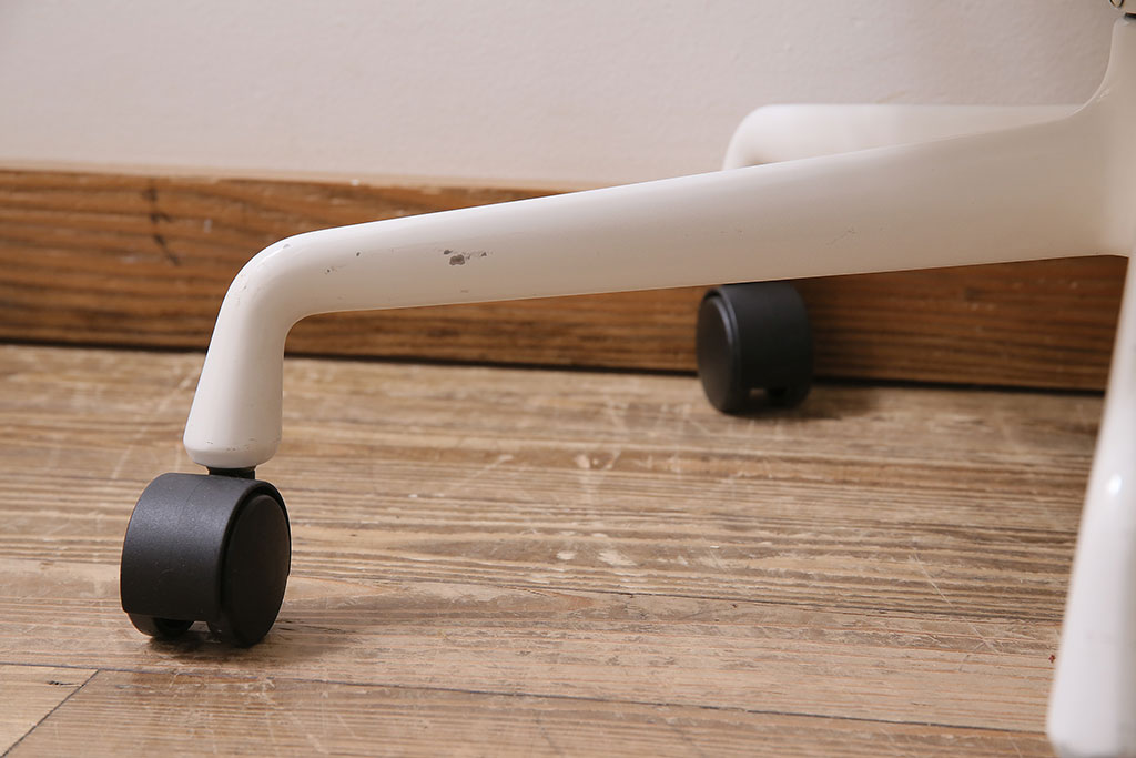 中古　Hermanmiller(ハーマンミラー社)　イームズアルミナムグループ　マネジメントチェア　アイボリーレザー　ホワイトフレーム　キャスター付(定価約31万円)(オフィスチェア、アームチェア、椅子)(R-046096)