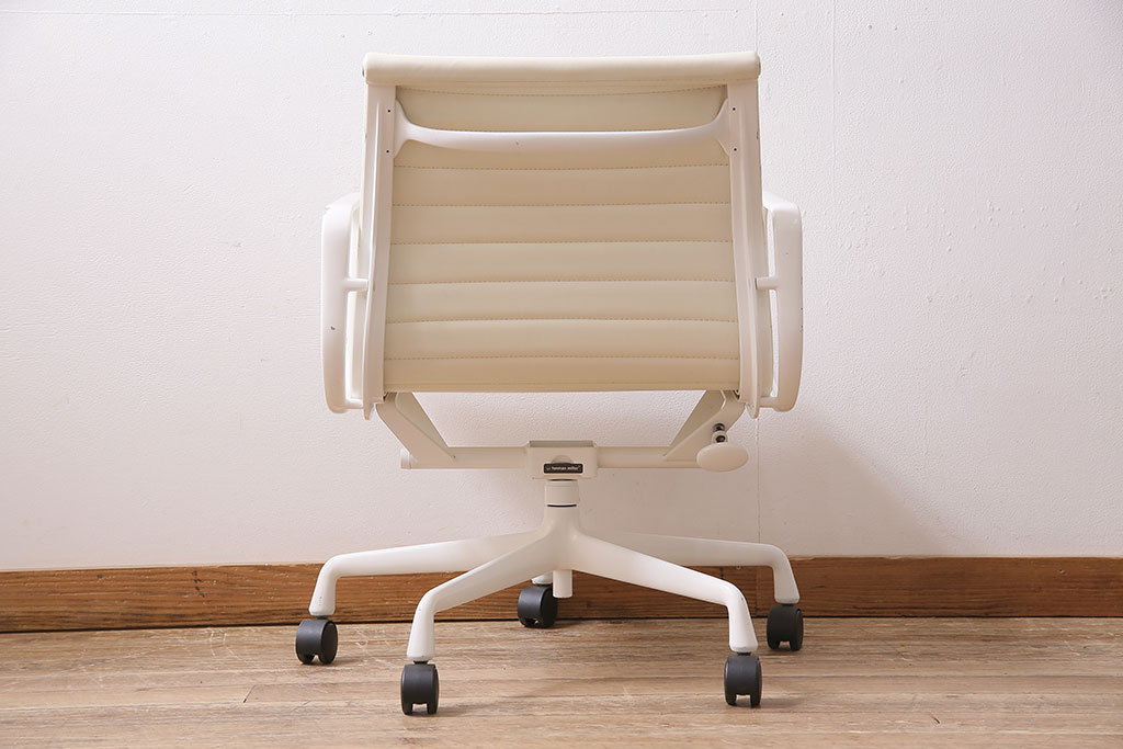 中古　Hermanmiller(ハーマンミラー社)　イームズアルミナムグループ　マネジメントチェア　アイボリーレザー　ホワイトフレーム　キャスター付(定価約31万円)(オフィスチェア、アームチェア、椅子)(R-046096)
