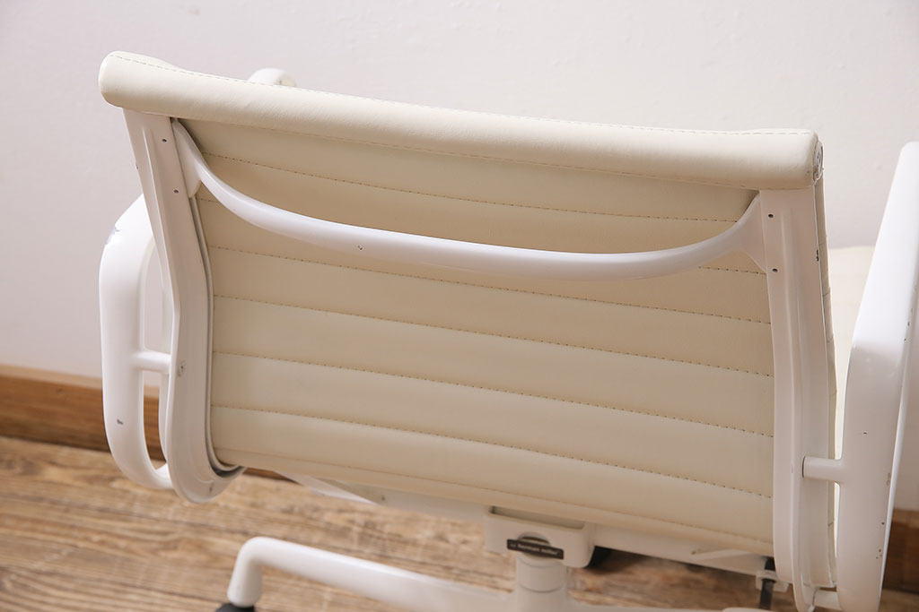 中古　Hermanmiller(ハーマンミラー社)　イームズアルミナムグループ　マネジメントチェア　アイボリーレザー　ホワイトフレーム　キャスター付(定価約31万円)(オフィスチェア、アームチェア、椅子)(R-046096)