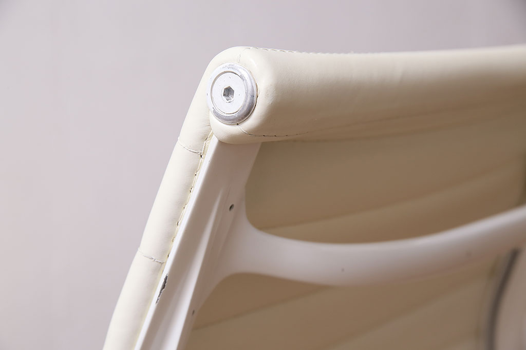 中古　Hermanmiller(ハーマンミラー社)　イームズアルミナムグループ　マネジメントチェア　アイボリーレザー　ホワイトフレーム　キャスター付(定価約31万円)(オフィスチェア、アームチェア、椅子)(R-046096)