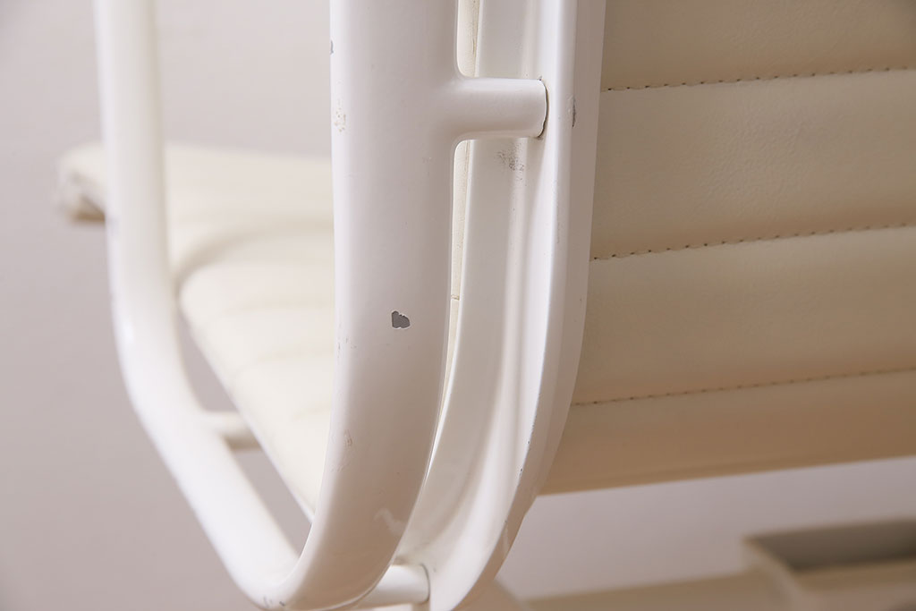 中古　Hermanmiller(ハーマンミラー社)　イームズアルミナムグループ　マネジメントチェア　アイボリーレザー　ホワイトフレーム　キャスター付(定価約31万円)(オフィスチェア、アームチェア、椅子)(R-046096)