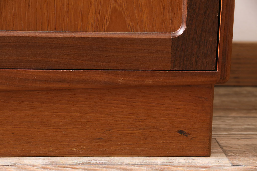 ヴィンテージ家具　北欧ビンテージ　G-PLAN(ジープラン)　チーク材　温かな雰囲気づくりにぴったりのサイドキャビネット(ダイニングボード、収納棚)(R-046152)