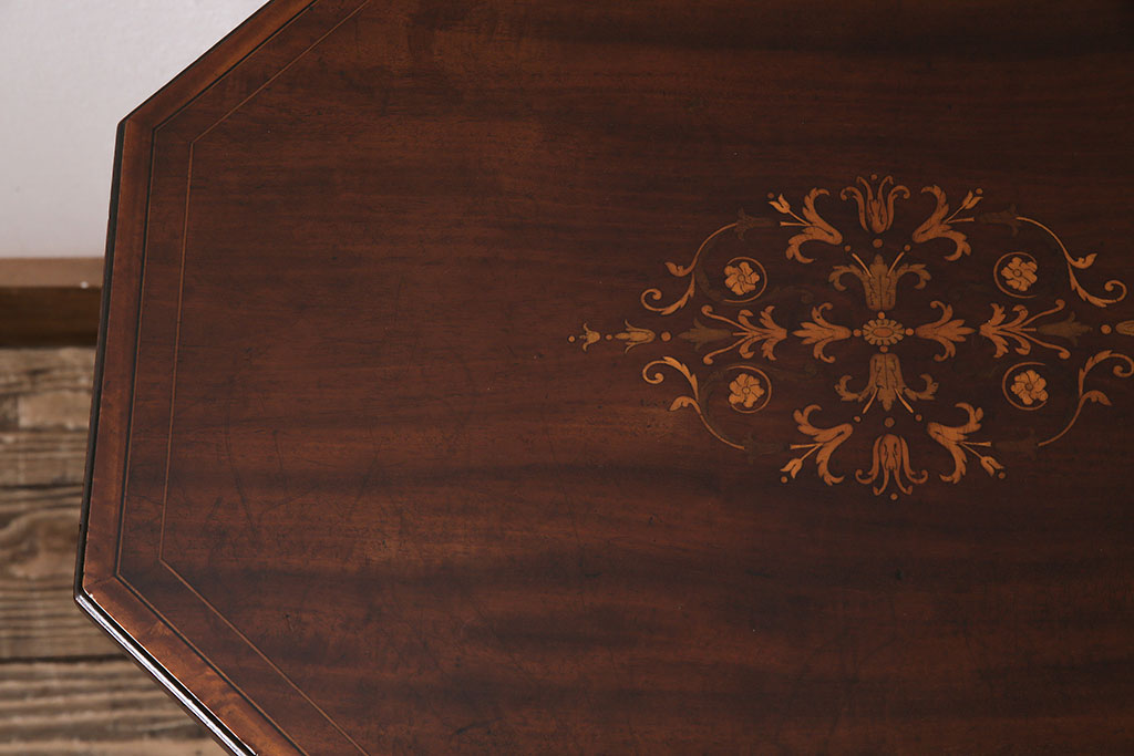 アンティーク家具　イギリスアンティーク　上手物　マホガニー材　象嵌細工　八角形の天板がお洒落なオケージョナルテーブル(サイドテーブル、花台、オーバルテーブル、カフェテーブル)(R-046153)