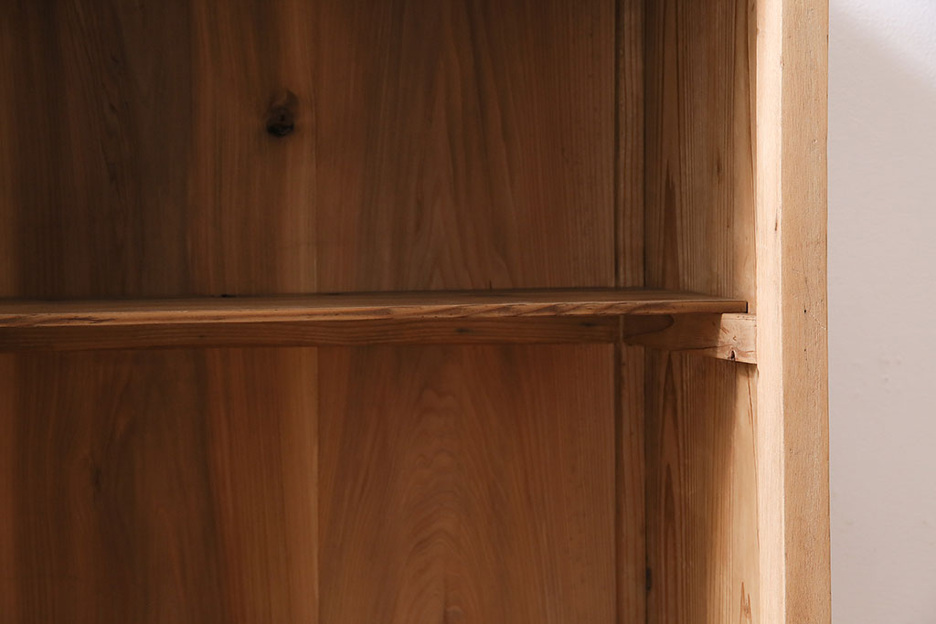 アンティーク家具　和製　昭和中期　ストリップド(剥離)　ニレ材　素朴な木の質感が楽しめる鉄脚付き収納棚(戸棚、オープン棚)(R-046156)