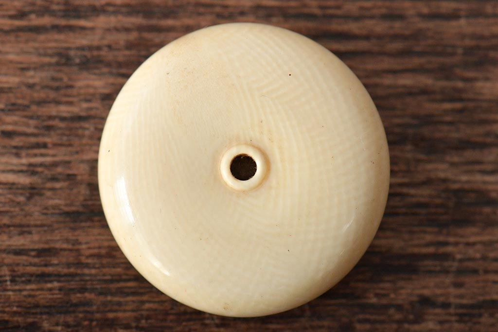 古い　螺鈿　珊瑚細工　ブローチなど3点(饅頭根付、提物)(R-046176)
