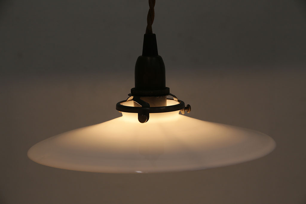 アンティーク照明　昭和レトロ　やわらかな光を放つ平笠シェードの吊り下げ照明(ペンダントライト、天井照明、電笠)(R-046188)