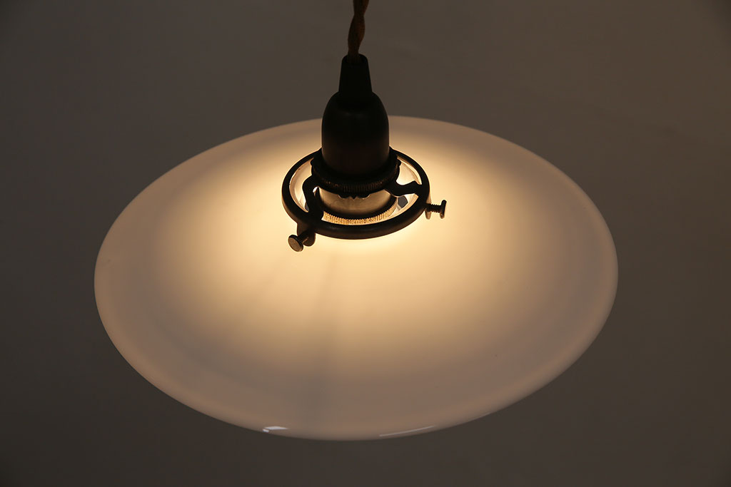 アンティーク照明　昭和レトロ　やわらかな光を放つ平笠シェードの吊り下げ照明(ペンダントライト、天井照明、電笠)(R-046188)