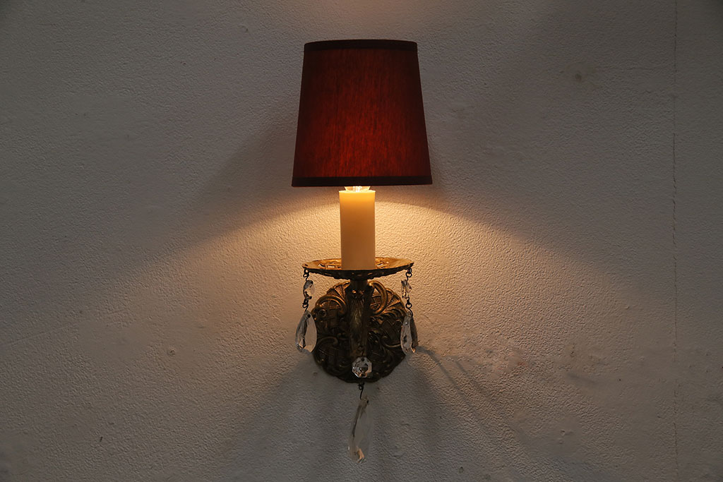 アンティーク照明　フランスアンティーク　赤いシェードが目を引く真鍮製のウォールランプ(壁付け照明、壁掛け照明)(R-046189)