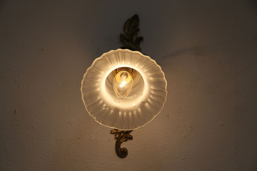 アンティーク照明　真鍮製　ロカイユデザイン　クラシカルなフランス製のウォールランプ(壁付け照明、壁掛け照明)(R-046194)