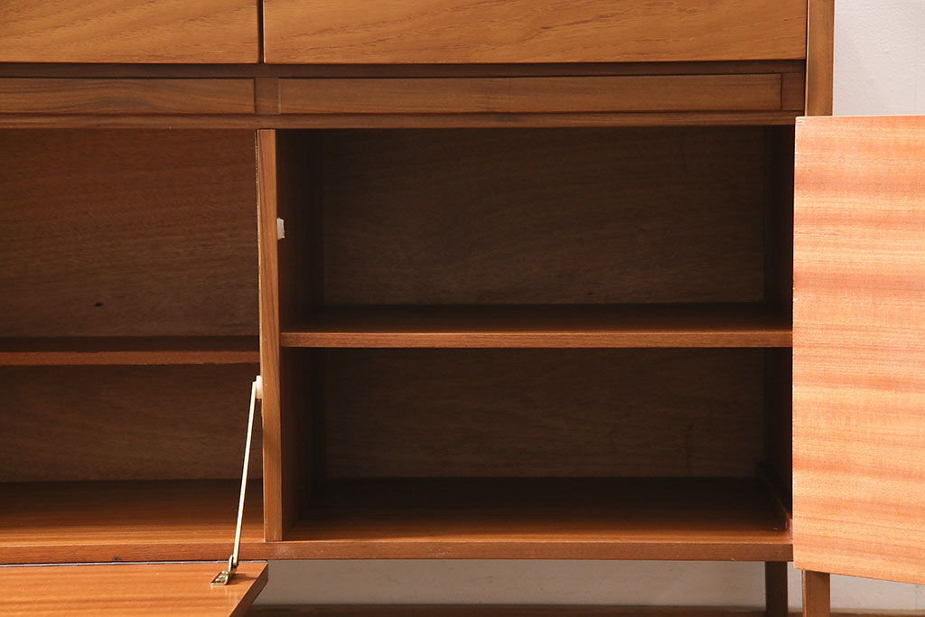 ヴィンテージ家具　イギリスビンテージ　北欧スタイルにおすすめのサイドボード(収納棚、キャビネット)(R-046276)