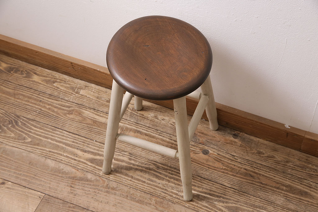 アンティーク家具　昭和中期　ブナ材　ペイント　アイボリーカラーのレトロなスツール(木製チェア、丸椅子)(R-046286)
