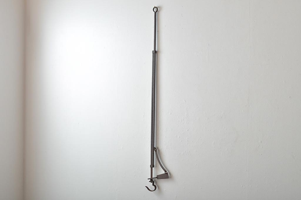 アンティーク雑貨　大正昭和初期　味のある風合いが魅力的な鉄製の自在鉤(じざいかぎ)(R-046291)