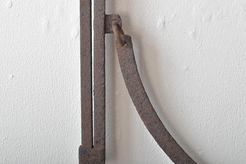 アンティーク雑貨　大正昭和初期　味のある風合いが魅力的な鉄製の自在鉤(じざいかぎ)(R-046291)