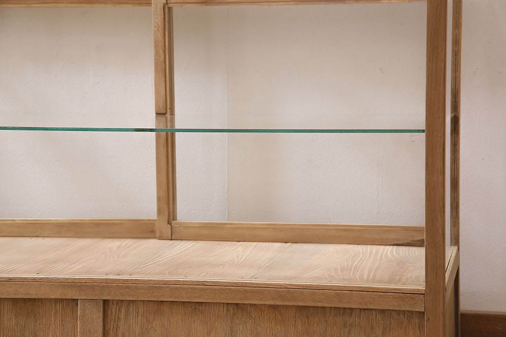 アンティーク家具　昭和初期　ストリップド(剥離)　ナラ材　素朴な木味が魅力のレトロなガラスケース(ショーケース、飾り棚、陳列棚)(R-046300)