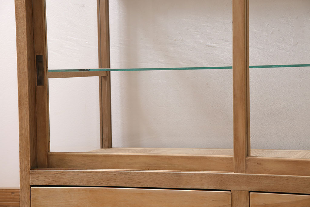 アンティーク家具　昭和初期　ストリップド(剥離)　ナラ材　素朴な木味が魅力のレトロなガラスケース(ショーケース、飾り棚、陳列棚)(R-046300)
