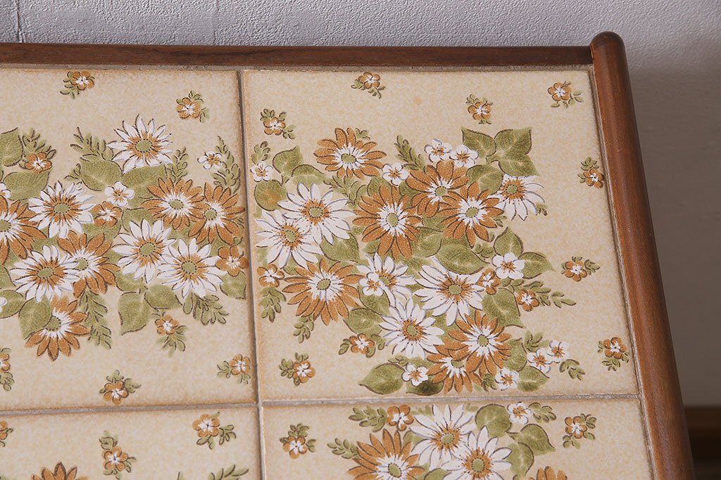 ヴィンテージ家具　北欧ビンテージ　G-PLAN(ジープラン)　チーク材　花柄のタイルトップが素敵なキャビネット(収納棚)(R-046302)