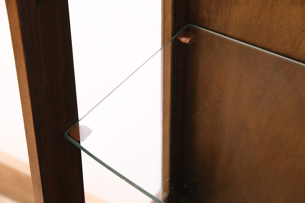 アンティーク家具　イギリスアンティーク　ウォールナット材　上品なデザインのガラスケース(ショーケース、飾り棚)(R-046306)