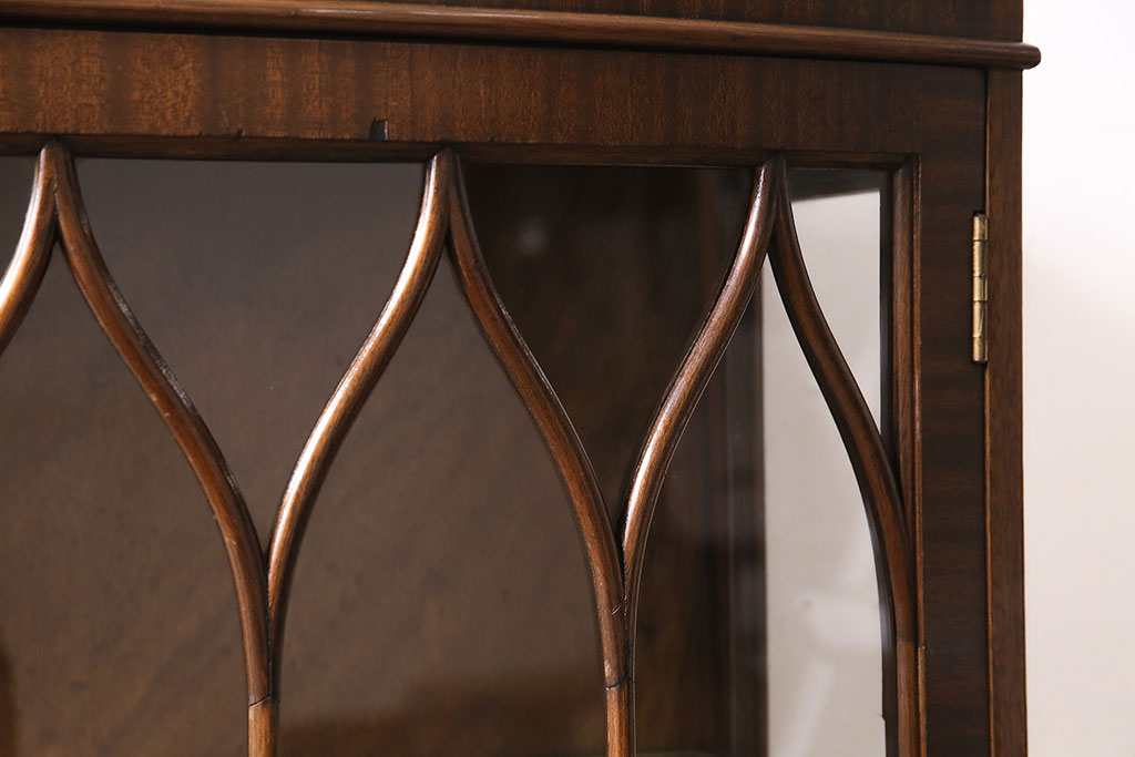 アンティーク家具　イギリスアンティーク　ウォールナット材　上品なデザインのガラスケース(ショーケース、飾り棚)(R-046306)