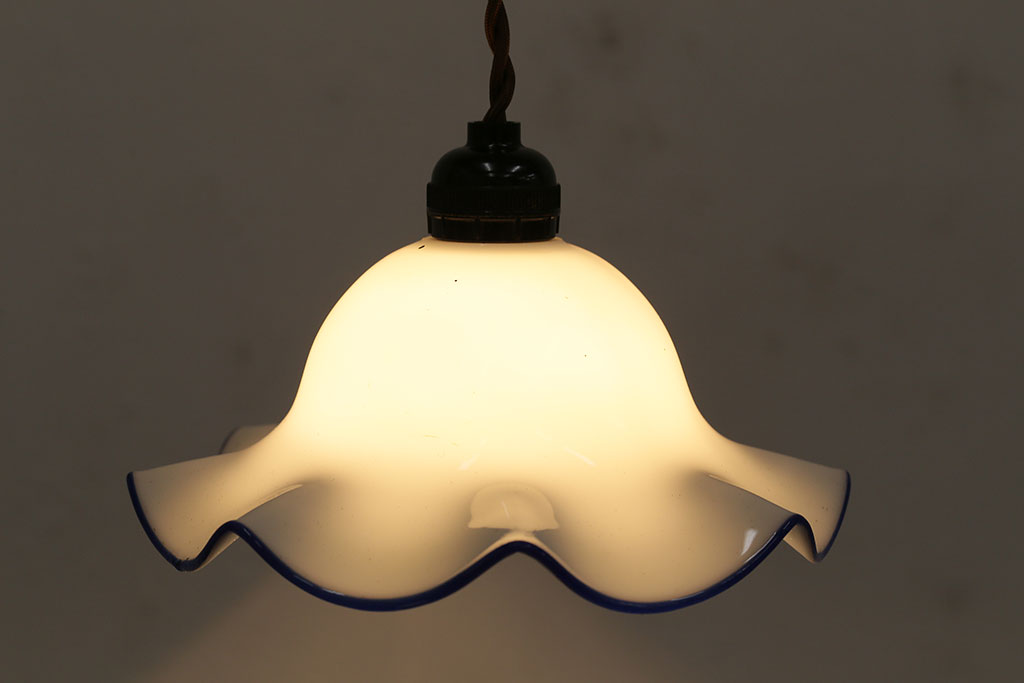 ヴィンテージ照明　イギリスビンテージ　ネイビーの縁が可愛らしいフリルシェードのペンダントライト(ランプシェード、天井照明)(R-046334)