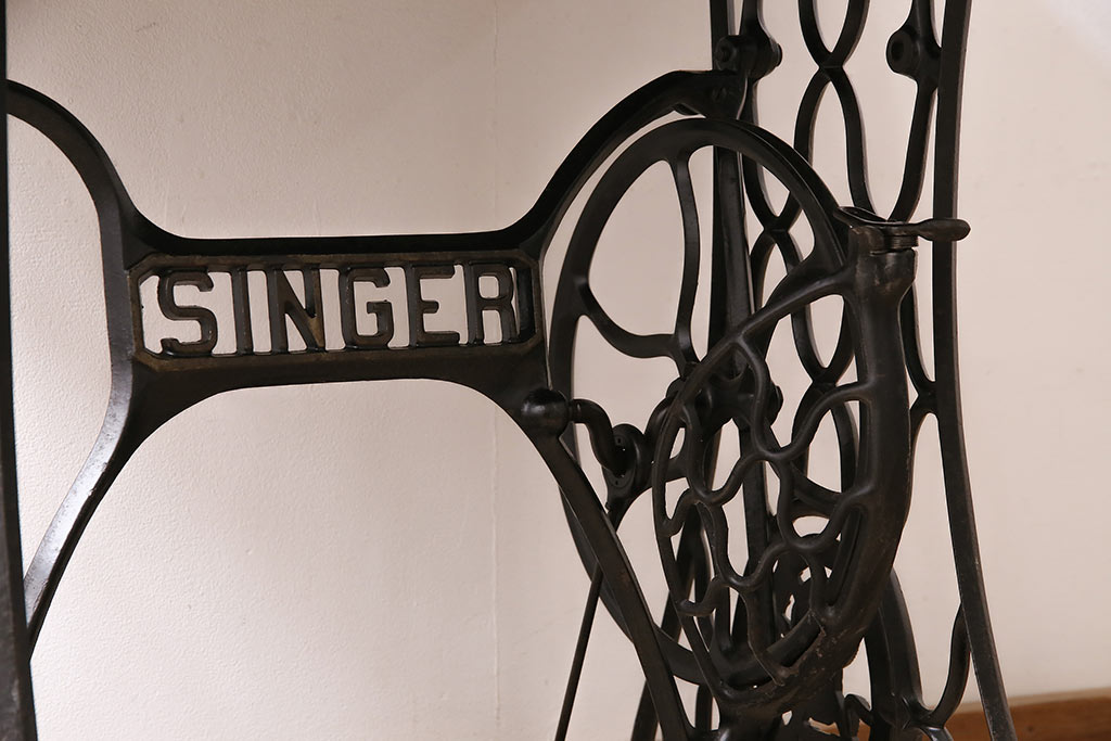 シンガー社(SINGER)　ヒノキ材　リメイク　お洒落なインテリアにおすすめなミシンテーブル(シンガーミシン、サイドテーブル、カフェテーブル、ミシン台)(R-046348)