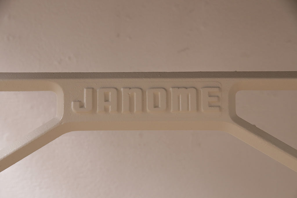 JANOME(ジャノメ)　ヒノキ材　リメイク　ペイントミシンテーブル(サイドテーブル、カフェテーブル、ミシン台)(R-046351)