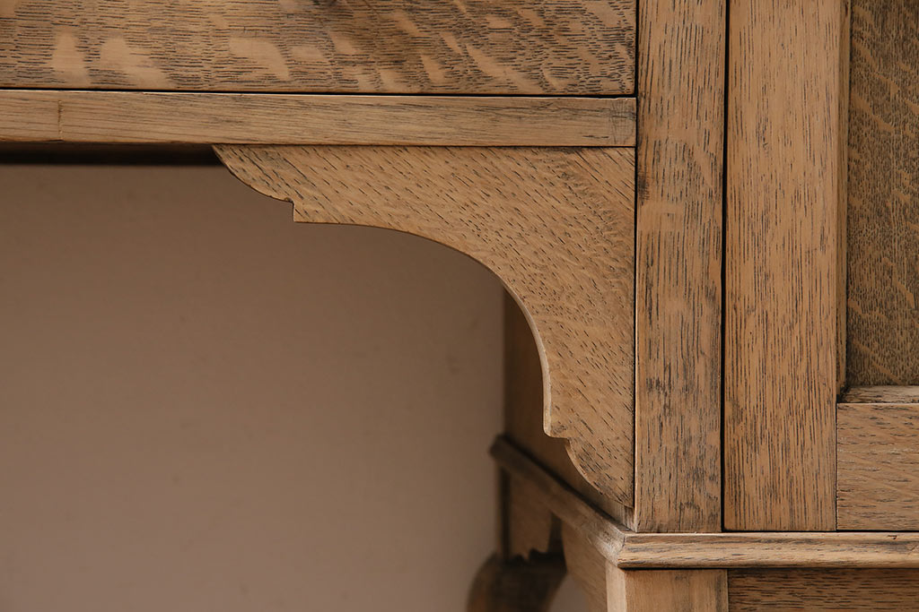 アンティーク家具　イギリスアンティーク　オーク材　猫脚がおしゃれなミラー付きサイドボード(リビングボード)(R-046356)