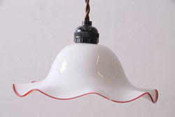 ヴィンテージ照明　イギリスビンテージ　赤色の縁が可愛らしいフリルシェードのペンダントライト(ランプシェード、天井照明)(R-046425)