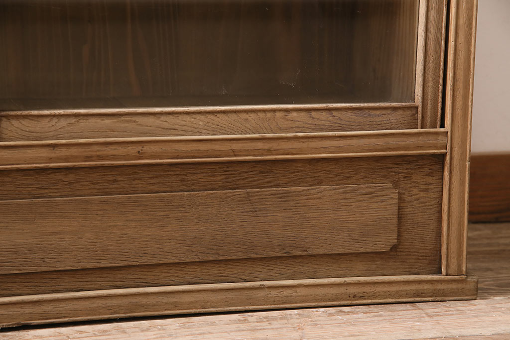 アンティーク家具　前面栗材　品の良い意匠が魅力的なガラス戸の戸棚(収納棚、飾り棚、キャビネット)(R-046427)