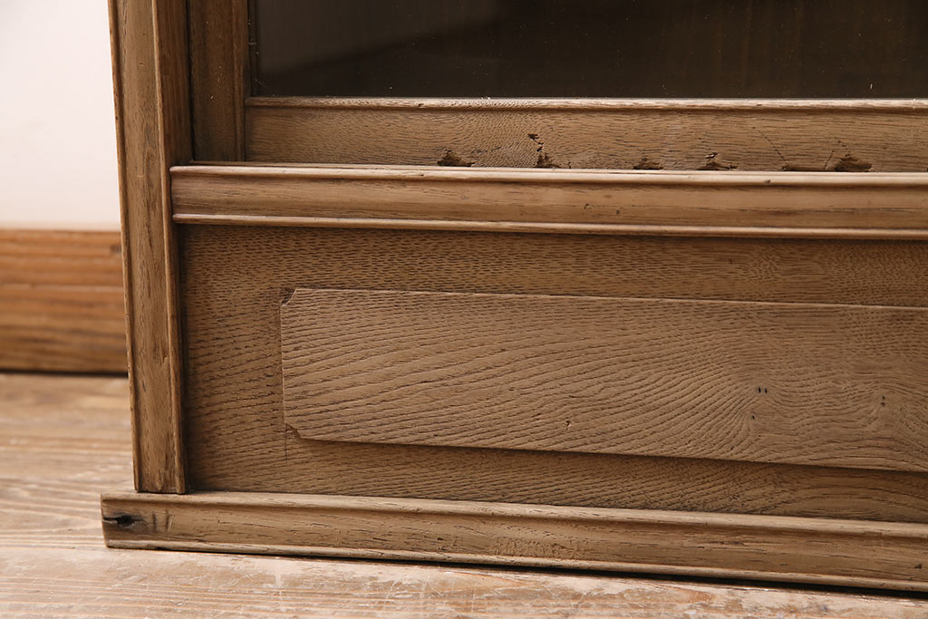 アンティーク家具　前面栗材　品の良い意匠が魅力的なガラス戸の戸棚(収納棚、飾り棚、キャビネット)(R-046427)