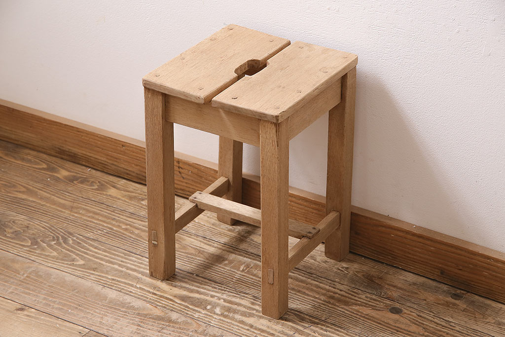 レトロ家具　ストリップド(剥離)　ラワン材　木の質感が味わい深い木製の角スツール(椅子、花台)(R-046433)